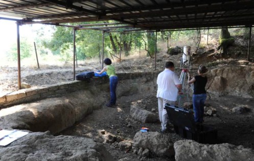 CNR-ITABC staff scanning the tomb (photo CNR-ITABC)